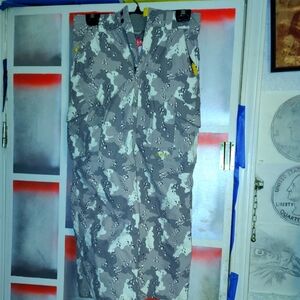 Burton Snowboard pants insulated White Gray Camo youth size Medium Snowpants